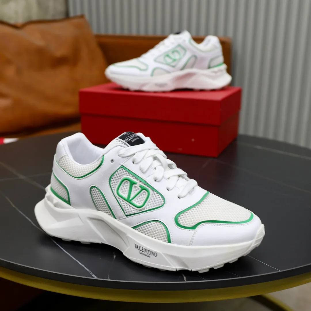 Ex-factory price: 460💰VALENTINO/Valentino 2025s men's latest low-top thick-soled sports shoes are shipped. Made with heavy industry, men's fine casual sports shoes, versatile style. Made of fabric mesh upper, rubber lines embellished with geometric segmentation upper, hand-sewn, novel and fashionable, rubber soles with rivet details on the front and back, VALENTINO GARAVANI LOGO printed on the side, and Valentino Garavani decorative inlay on the tongue. Logo, comfortable, breathable and durable on the feet! Comes with full original packaging! Code number: 38-39-40-41-42-43-44 (45 can be customized)